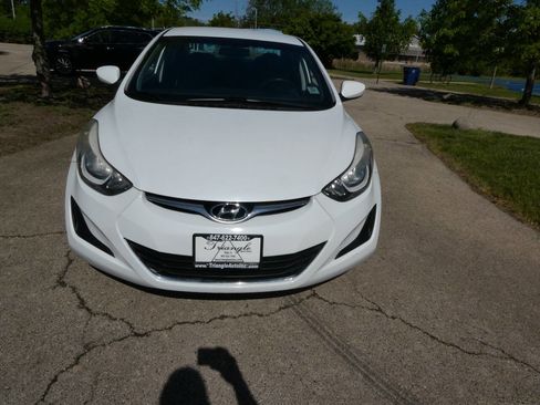 Used 2015 Hyundai Elantra SE image 2