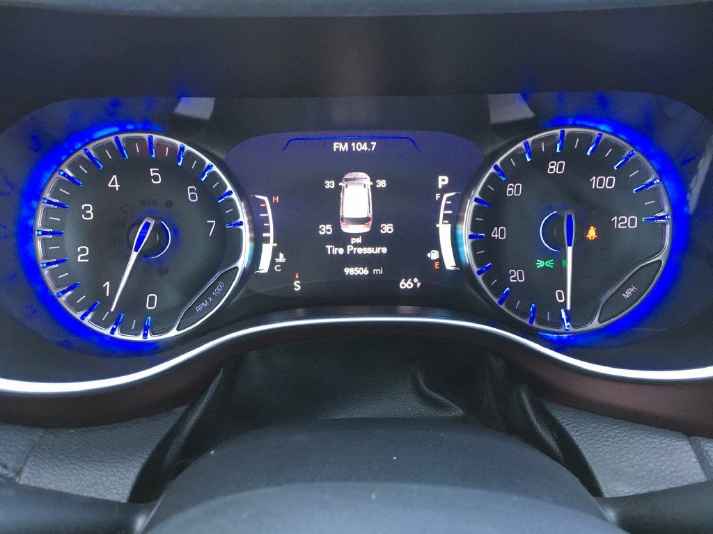 Used 2017 Chrysler Pacifica Limited FWD image 2