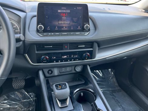 Used 2025 Nissan Rogue SV FWD image 17