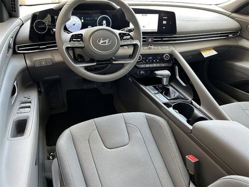 Used 2024 Hyundai Elantra SEL w/ Convenience Package image 2