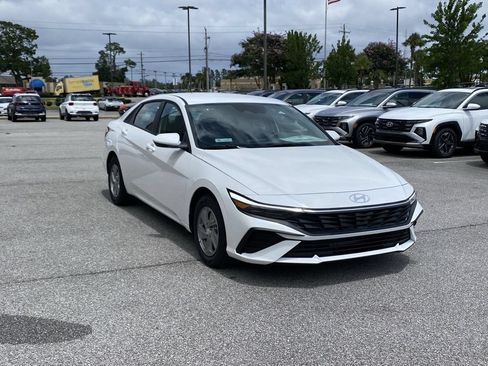 New 2026 Hyundai Elantra SE FWD image 2