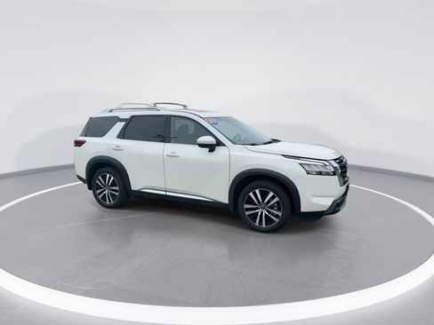 Used 2024 Nissan Pathfinder Platinum AWD/4WD image 8