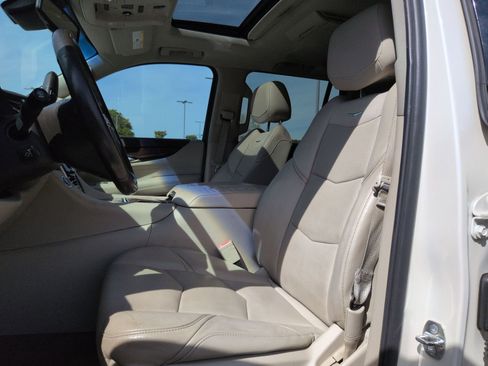 Used 2015 Cadillac Escalade Luxury AWD/4WD image 14