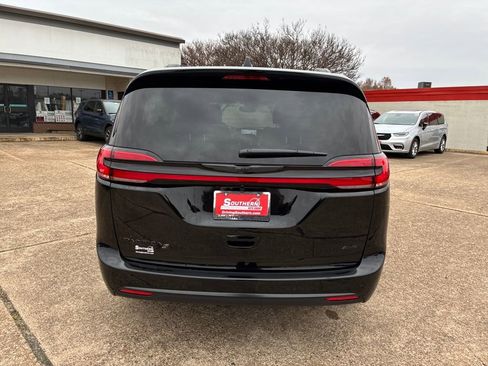 New 2026 Chrysler Pacifica Select image 4