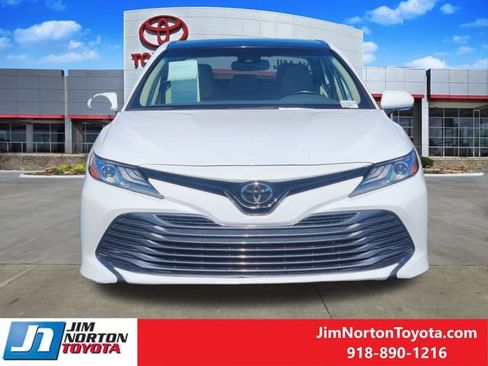 Used 2019 Toyota Camry XLE FWD image 2