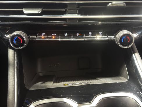 Used 2024 Chevrolet Traverse Z71 image 32