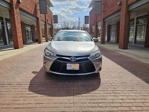 Used 2016 Toyota Camry SE image 2