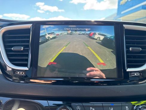 Used 2023 Chrysler Pacifica Touring-L image 23