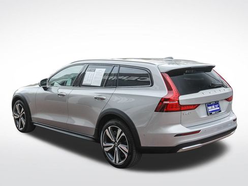 Used 2025 Volvo V60 B5 Cross Country Plus image 5