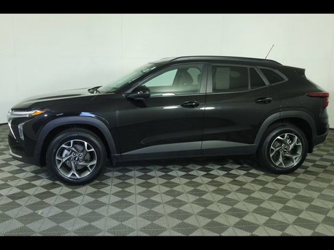 Used 2025 Chevrolet Trax LT w/ Driver Confidence Package FWD image 12
