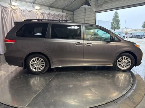 Used 2014 Toyota Sienna XLE image 3