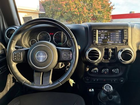Used 2016 Jeep Wrangler Unlimited Sahara w/ Connectivity Group AWD/4WD image 14