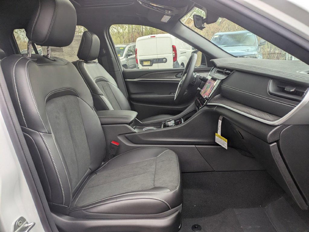 New 2026 Jeep Grand Cherokee Altitude AWD/4WD image 31