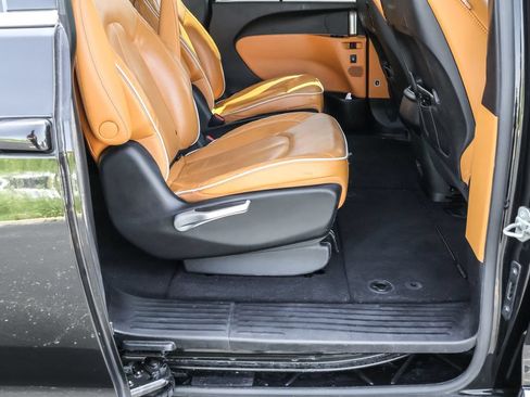 Used 2022 Chrysler Pacifica Pinnacle AWD/4WD image 32