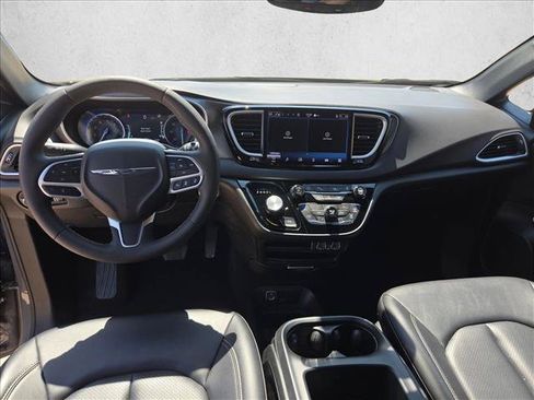 Used 2025 Chrysler Pacifica Select FWD image 18