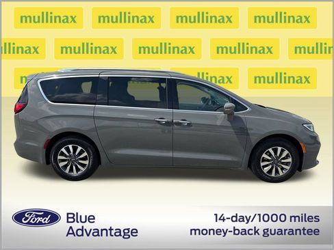 Used 2021 Chrysler Pacifica Touring-L FWD image 2