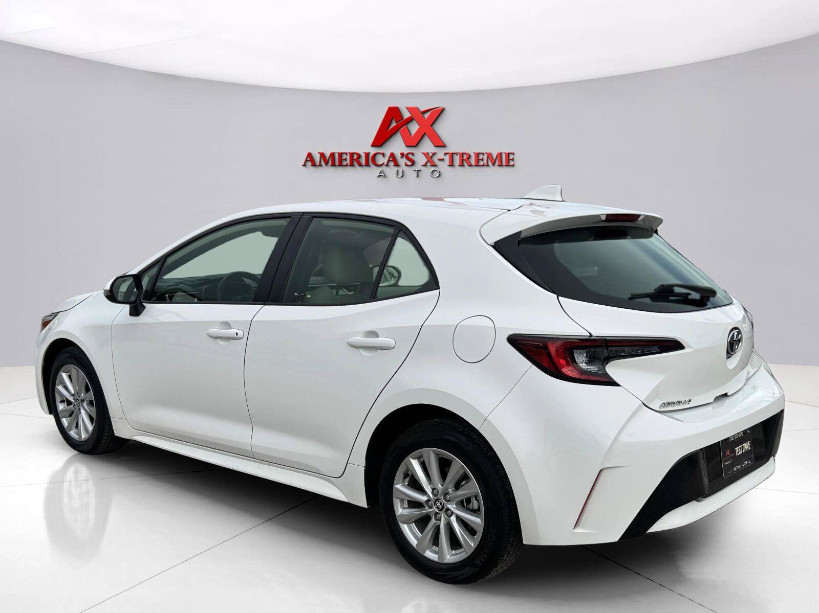 Used 2024 Toyota Corolla SE FWD image 3