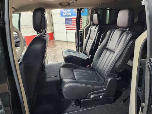 Used 2016 Chrysler Town & Country Touring w/ Driver Convenience Group image 6