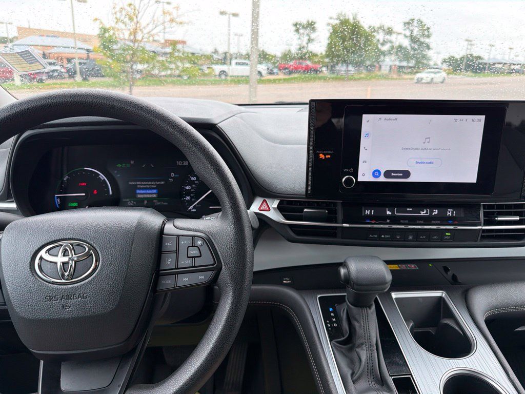 Used 2025 Toyota Sienna LE AWD/4WD image 14