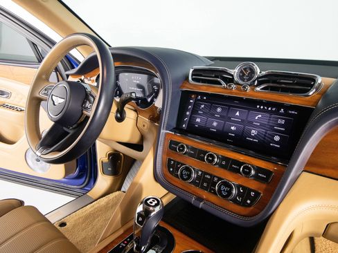 Used 2021 Bentley Bentayga AWD/4WD image 29