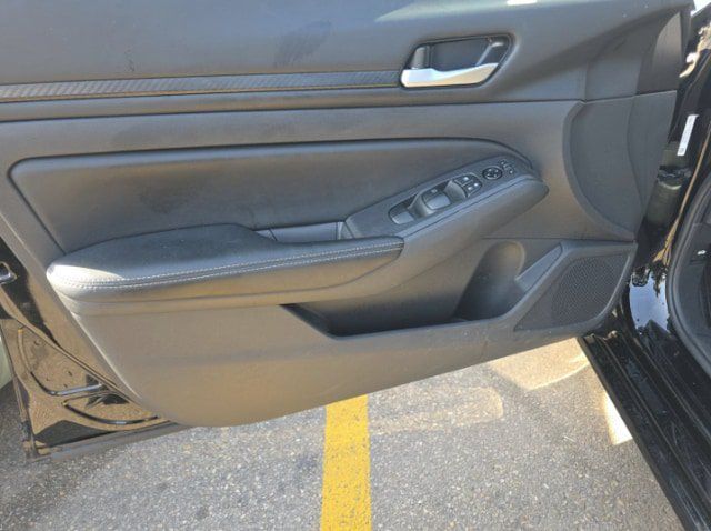 Used 2025 Nissan Altima 2.5 SV FWD image 14