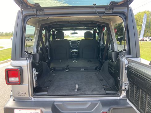 Used 2020 Jeep Wrangler Unlimited Sahara image 29