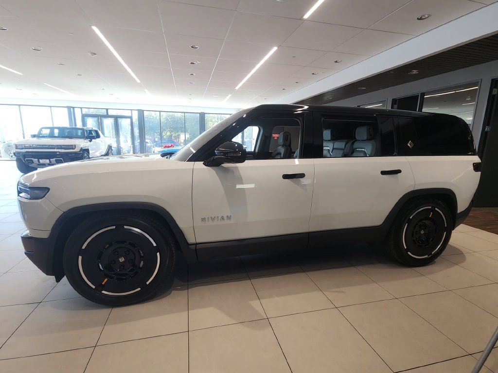 Used 2025 Rivian R1S Adventure Dual AWD/4WD image 4
