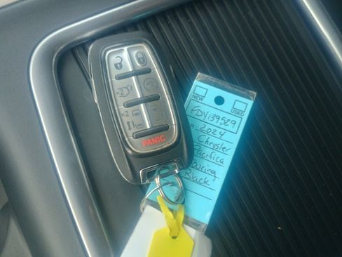 Used 2024 Chrysler Pacifica Touring-L image 39