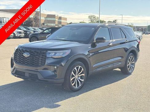 Certified 2025 Ford Explorer ST-Line AWD/4WD image 4