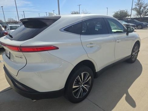 Used 2022 Toyota Venza LE image 3