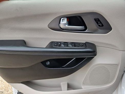 Used 2023 Chrysler Pacifica Touring-L FWD image 20