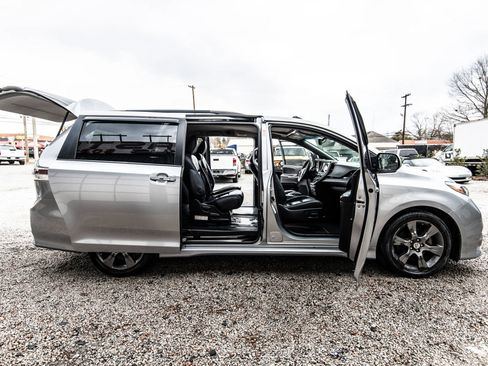 Used 2016 Toyota Sienna SE w/ SE Preferred Package image 18