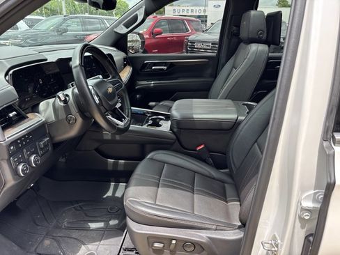 Used 2025 Chevrolet Tahoe High Country AWD/4WD image 16