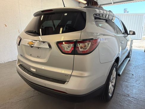 Used 2017 Chevrolet Traverse LT w/ Style and Technology Package FWD image 5