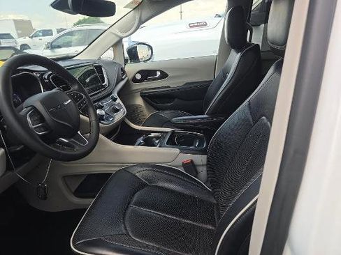 Used 2024 Chrysler Pacifica Limited FWD image 3