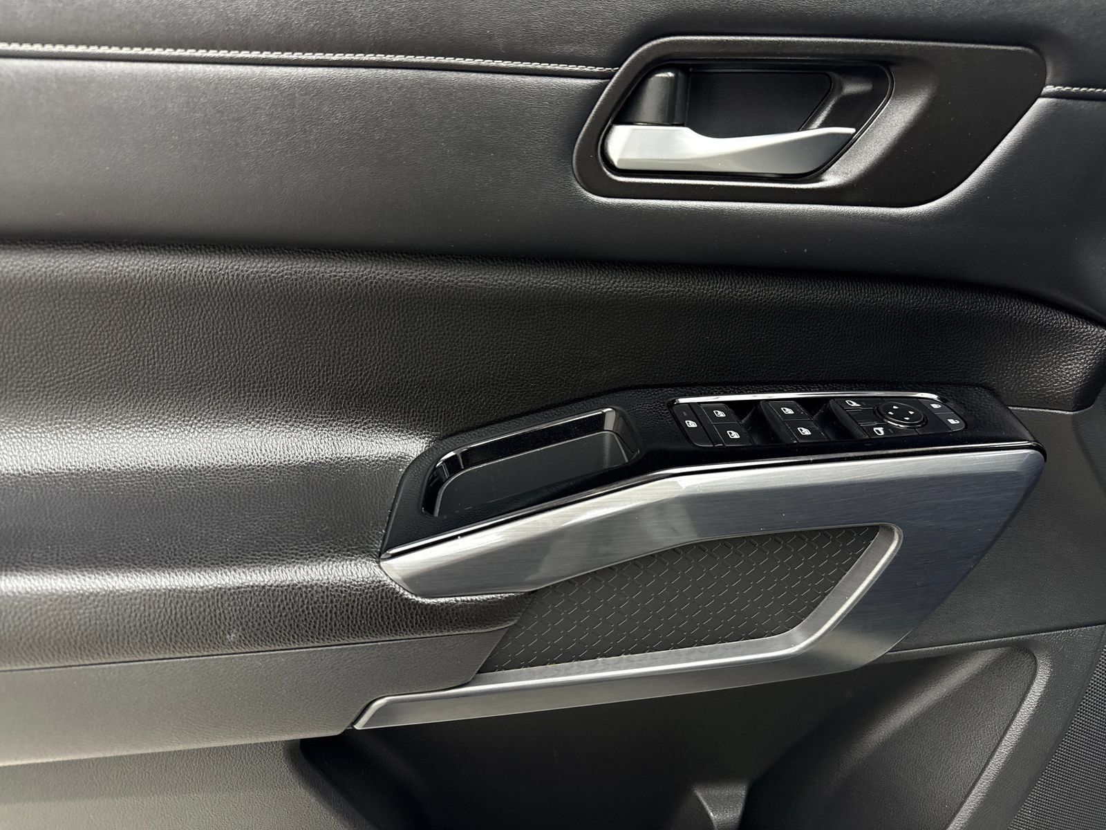 Used 2023 Nissan Pathfinder SL FWD image 35