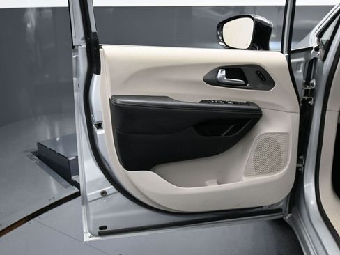 Used 2024 Chrysler Pacifica Touring-L image 39