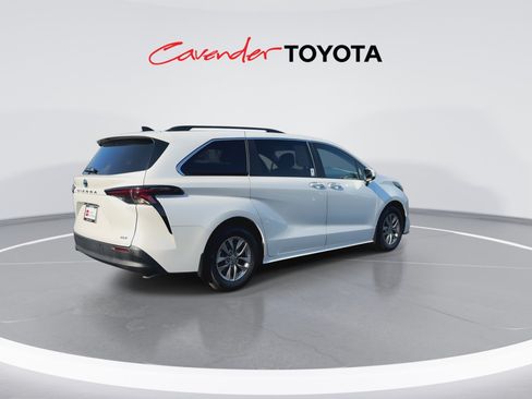 Certified 2025 Toyota Sienna XLE w/ XLE Plus Package FWD image 8