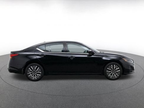 Used 2025 Nissan Altima 2.5 SV FWD image 10
