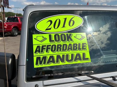 Used 2016 Jeep Wrangler Unlimited Sahara w/ Dual Top Group AWD/4WD image 8
