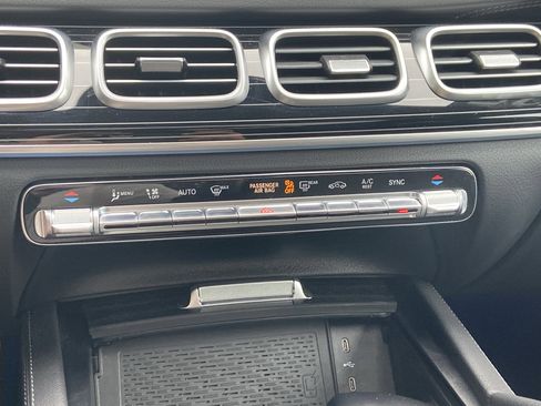 Used 2025 Mercedes-Benz GLS 580 4MATIC image 35