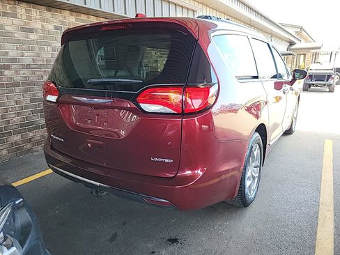 Used 2019 Chrysler Pacifica Limited w/ Advanced Safetytec Group FWD image 3