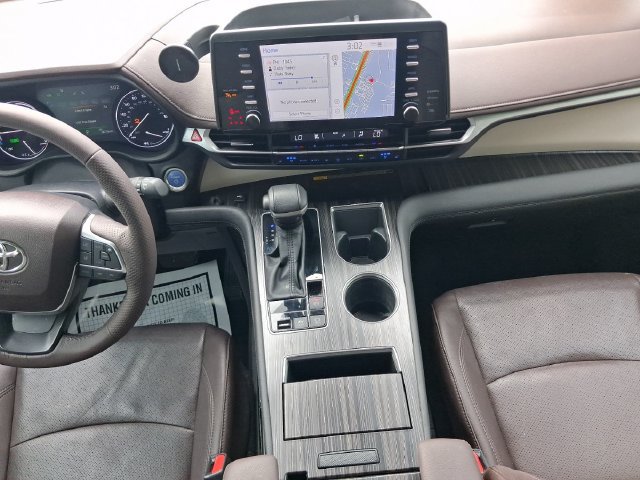 Used 2024 Toyota Sienna Platinum FWD image 25