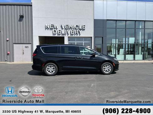 Used 2023 Chrysler Pacifica Touring-L FWD image 10