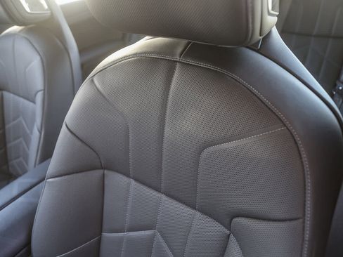 Used 2025 BMW 750e xDrive w/ Premium Package image 21