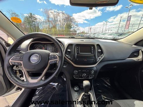 Used 2017 Jeep Cherokee Latitude w/ Cold Weather Group AWD/4WD image 5