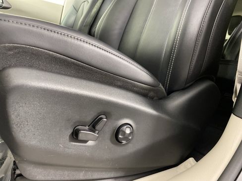 Used 2024 Chrysler Pacifica Touring-L image 17