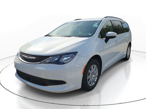Used 2021 Chrysler Voyager Lxi FWD image 2