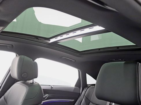 Used 2022 Audi e-tron S Prestige w/ Prestige Package image 32