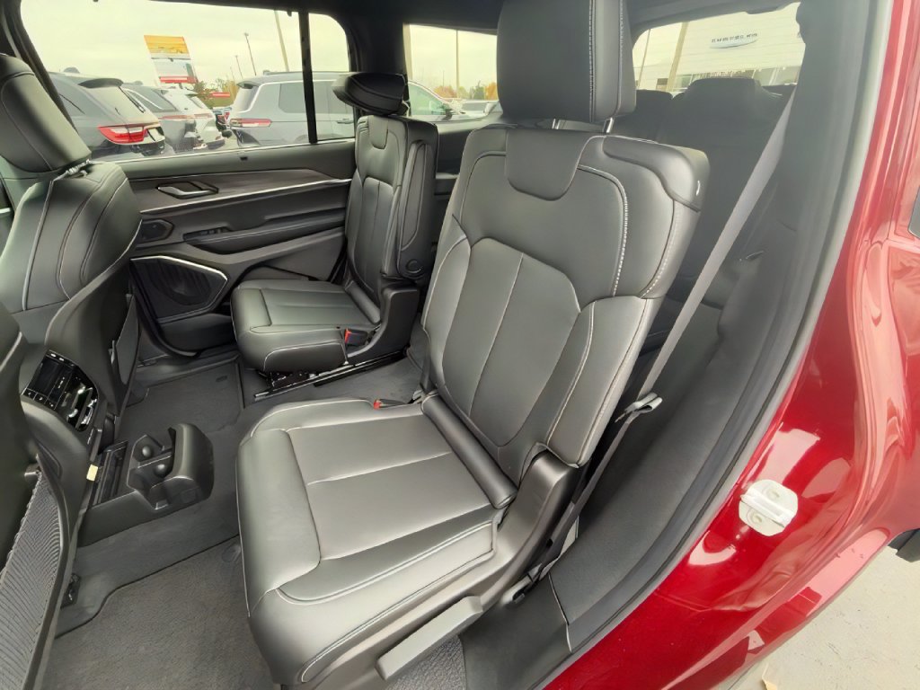 Used 2025 Jeep Grand Cherokee L Limited w/ Luxury Tech Group II RWD image 12